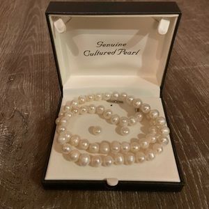 NWT Authentic Pearl necklace and matching earrings